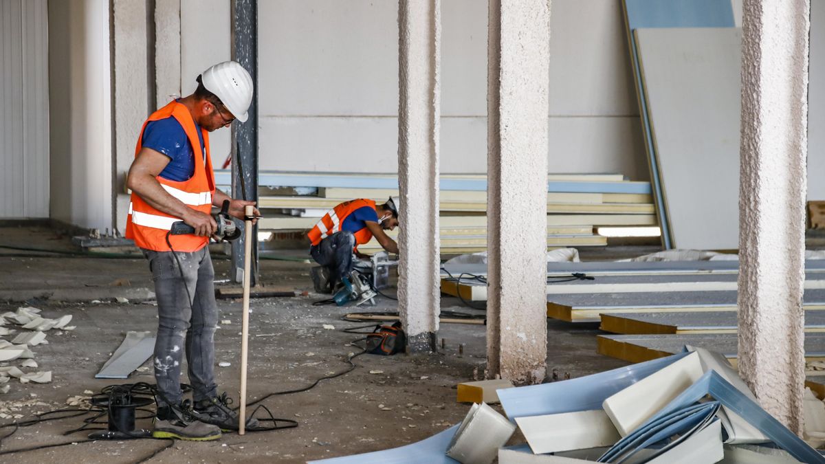 Trabajos en el interior para montar los 'paneles frigoríficos' de la nave principal.