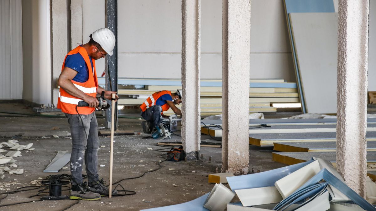 Trabajos en el interior para montar los &#039;paneles frigoríficos&#039; de la nave principal.