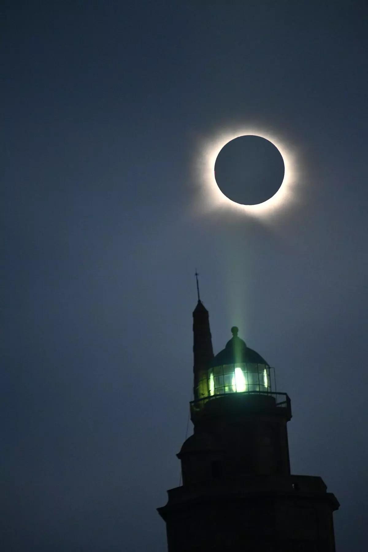Se cumplen 24 horas de un día para la historia en A Coruña: recordamos el eclipse total de sol desde la Torre de Hércules Se cumplen 24 horas de un día para la historia en A Coruña: recordamos el eclipse total de sol desde la Torre de Hércules
