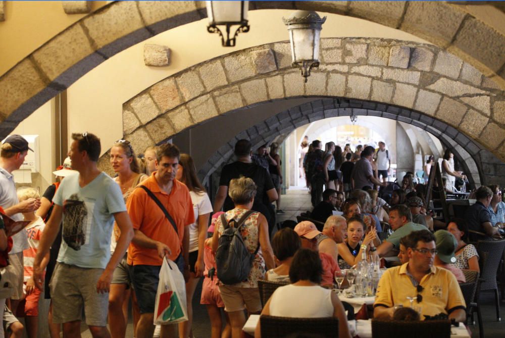 Turistes al Barri Vell de Girona el dia 1 d''agost