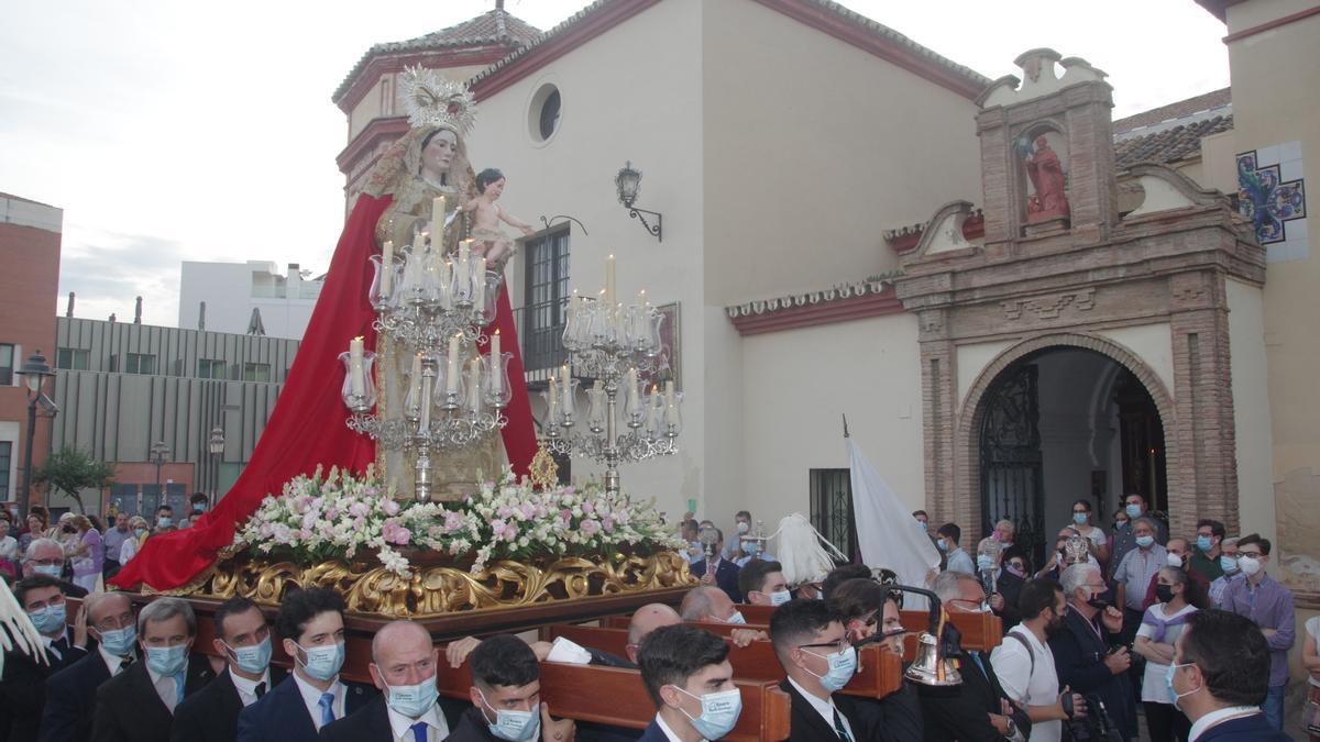 La Virgen del Rosario pasa frente a la capilla de los Dolores del Puente.
