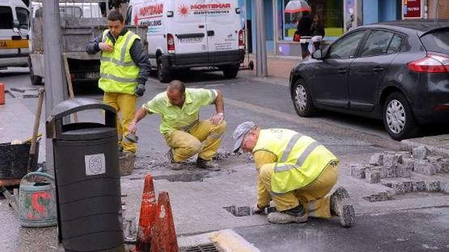 Trabajos de reparación en la tarde de ayer.  // Rafa Vázquez