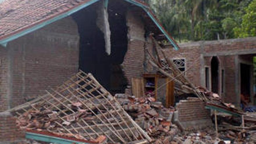 Imagen del estado de una de las casas tras el terremoto que ha sacudido la isla de Sumbawa