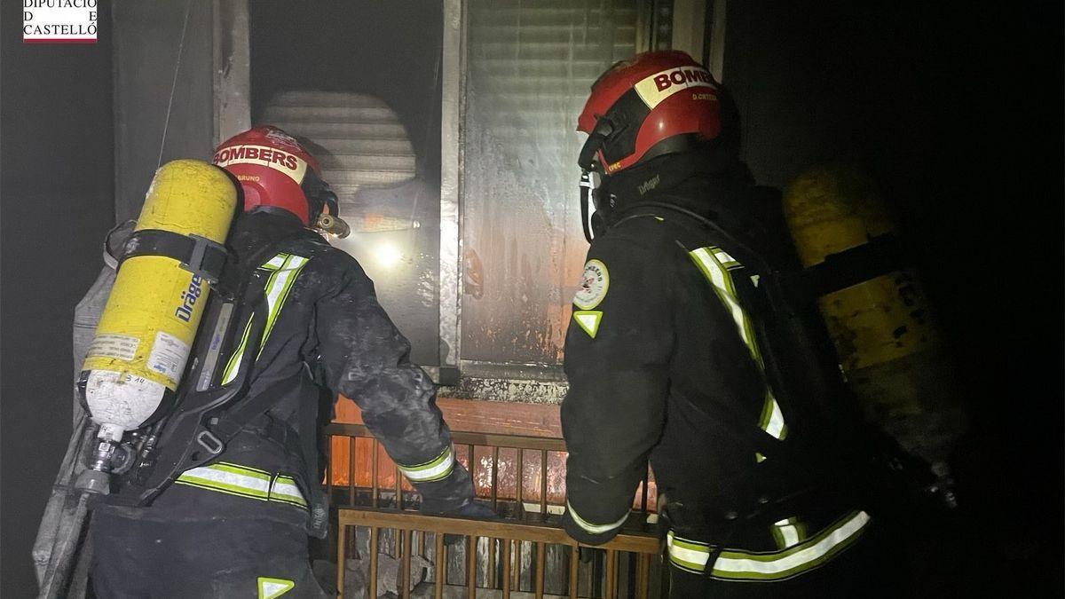Los bomberos, al entrar en la vivienda más afectada por el incendio de hoy en Onda.