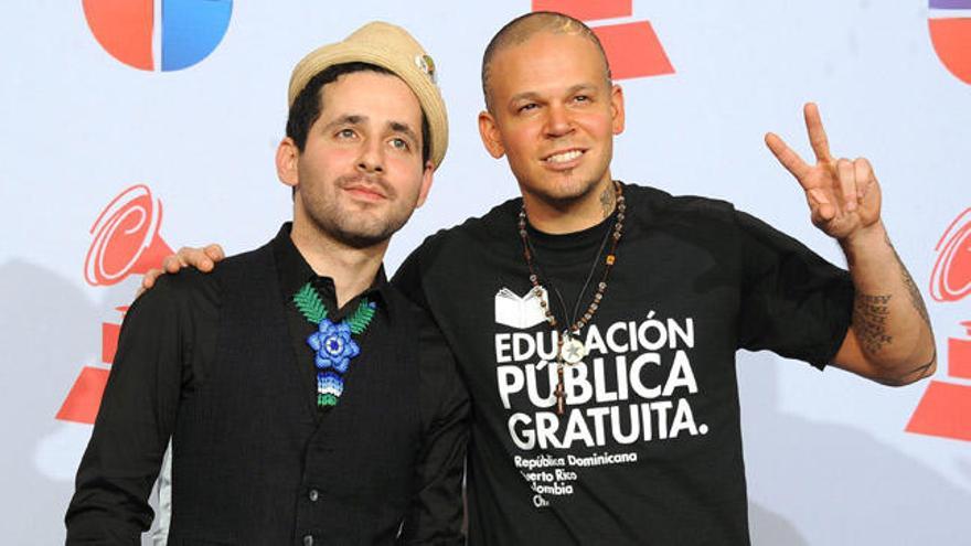 Calle 13, en 2011, posando con sus Grammy