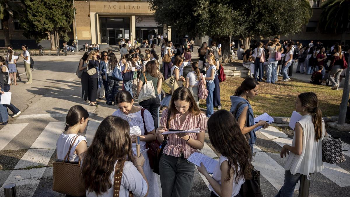 Alumnas repasando apuntes antes del primer examen de la PAU 2025, en una imagen de archivo.