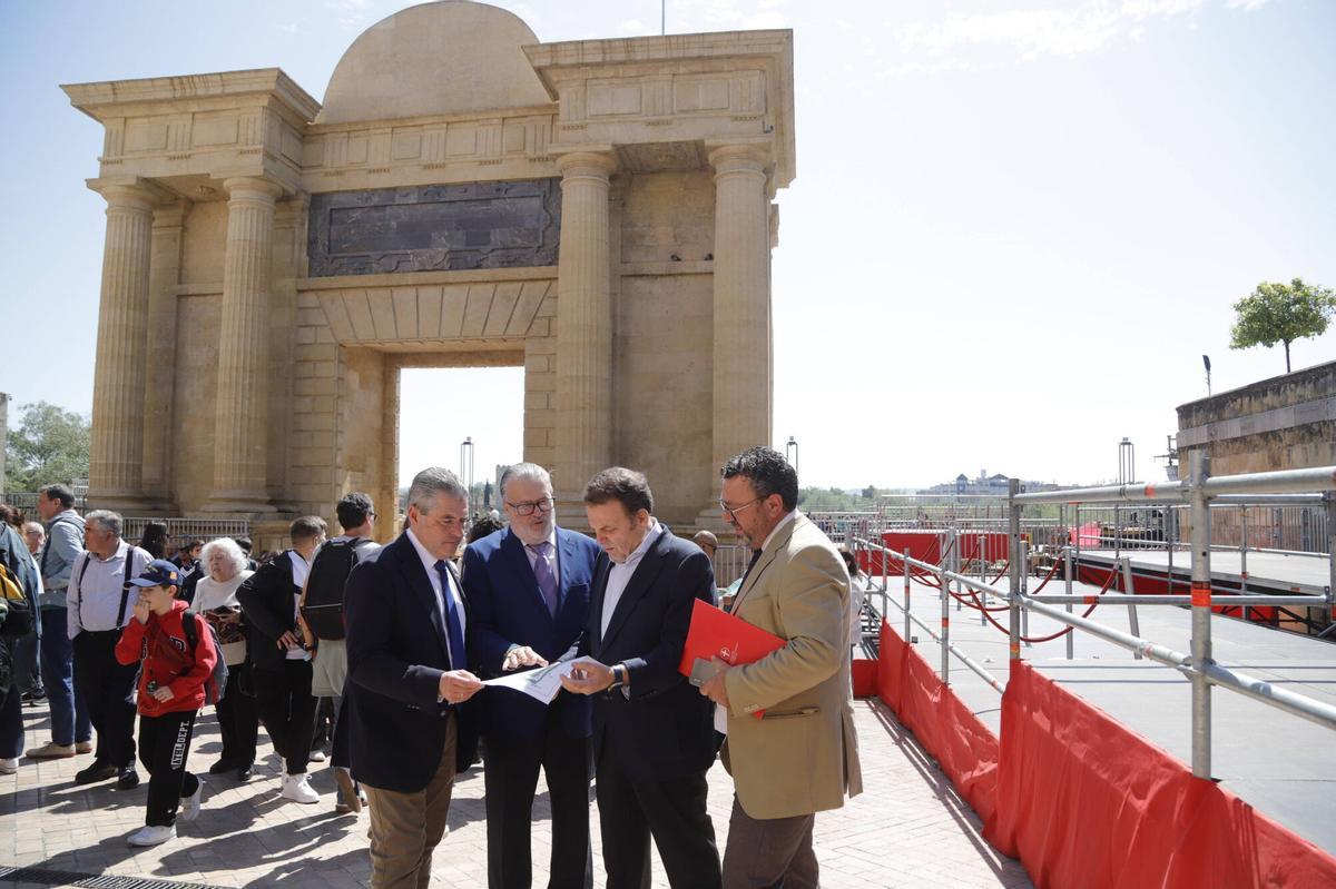 Ayuntamiento y Agrupación de Cofradías visitan los trabajos de montaje en la carrera oficial.