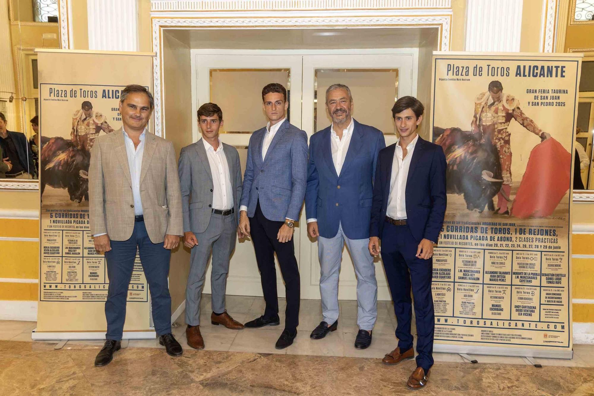 Manuel Escribano pronuncia el pregón de apertura de la Feria de Hogueras en el Teatro Principal de Alicante