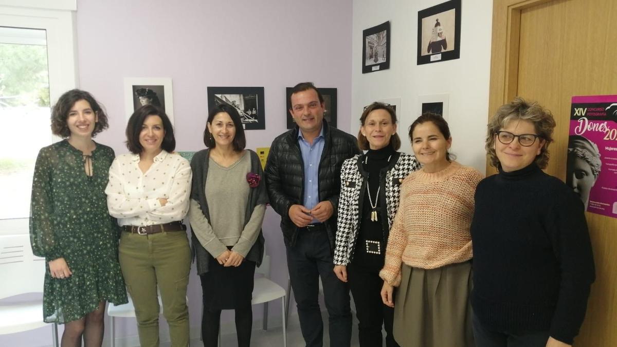 El equipo de Servicios Sociales del Ayuntamiento de Peñíscola, junto al alcalde de la localidad.