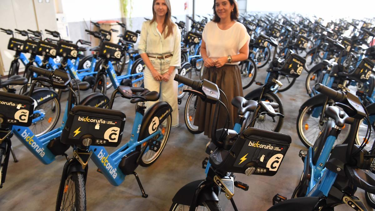 a concejala de Movilidad, Nereida Canosa, y la alcaldesa, Inés Rey, con las nuevas bicis eléctricas.