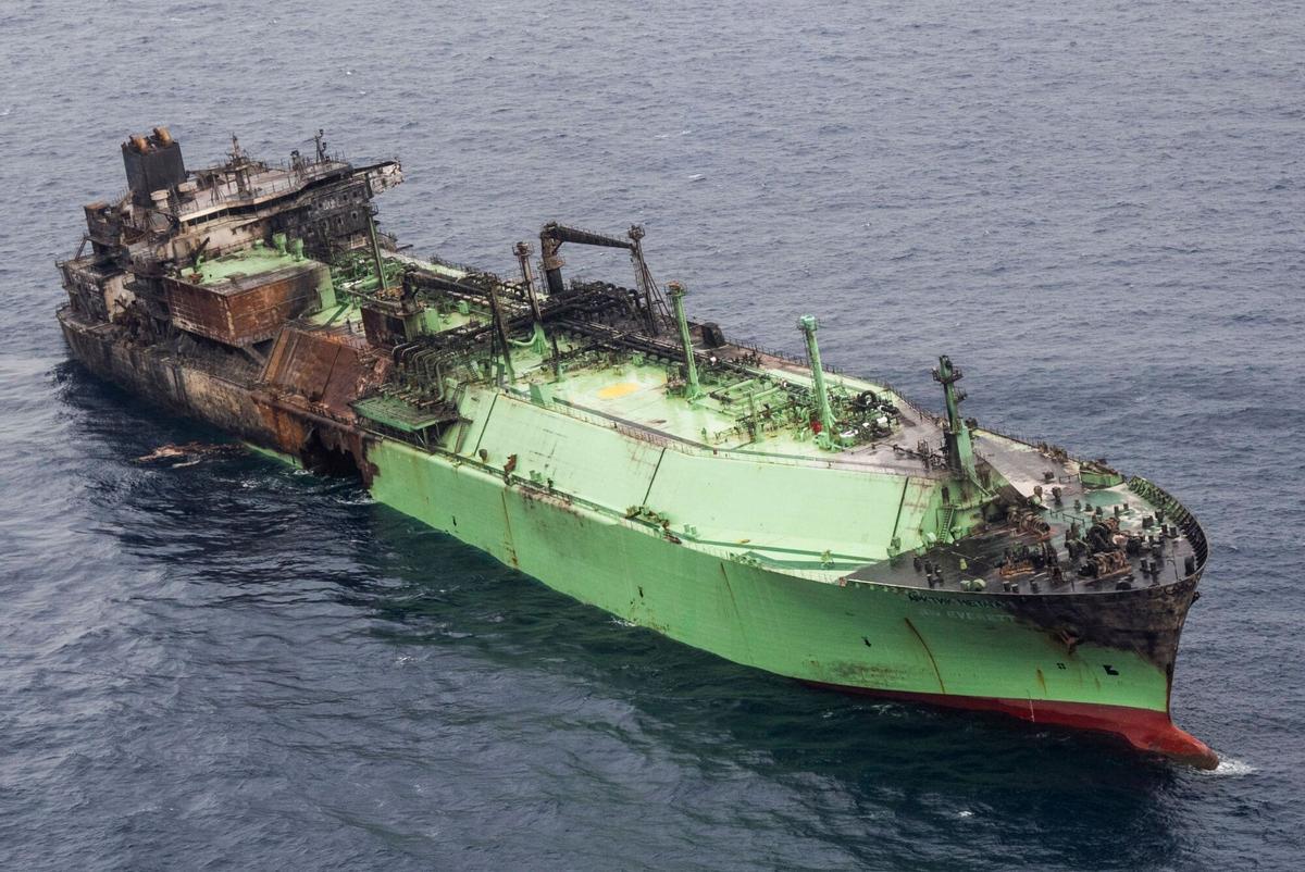 Imagen del buque metanero ruso 'Arctic Metagaz', a la deriva en el Mediterráneo central, entre Malta y Lampedusa.
