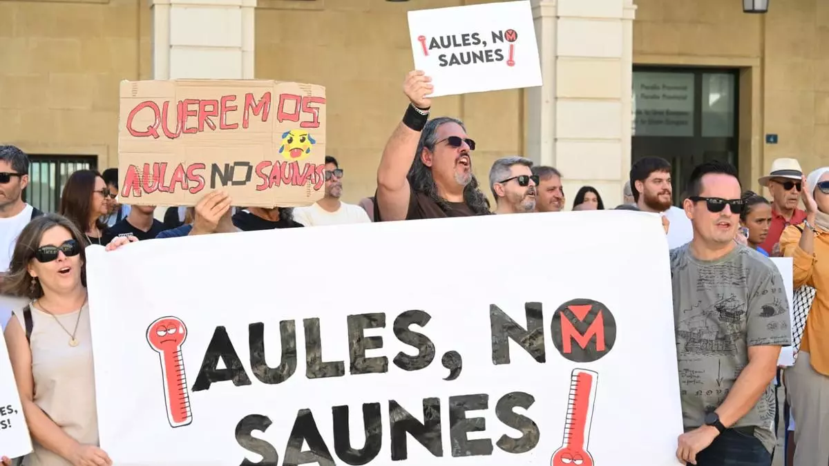 El calor en las aulas lleva a alumnos, docentes y familias a protestar frente al Ayuntamiento