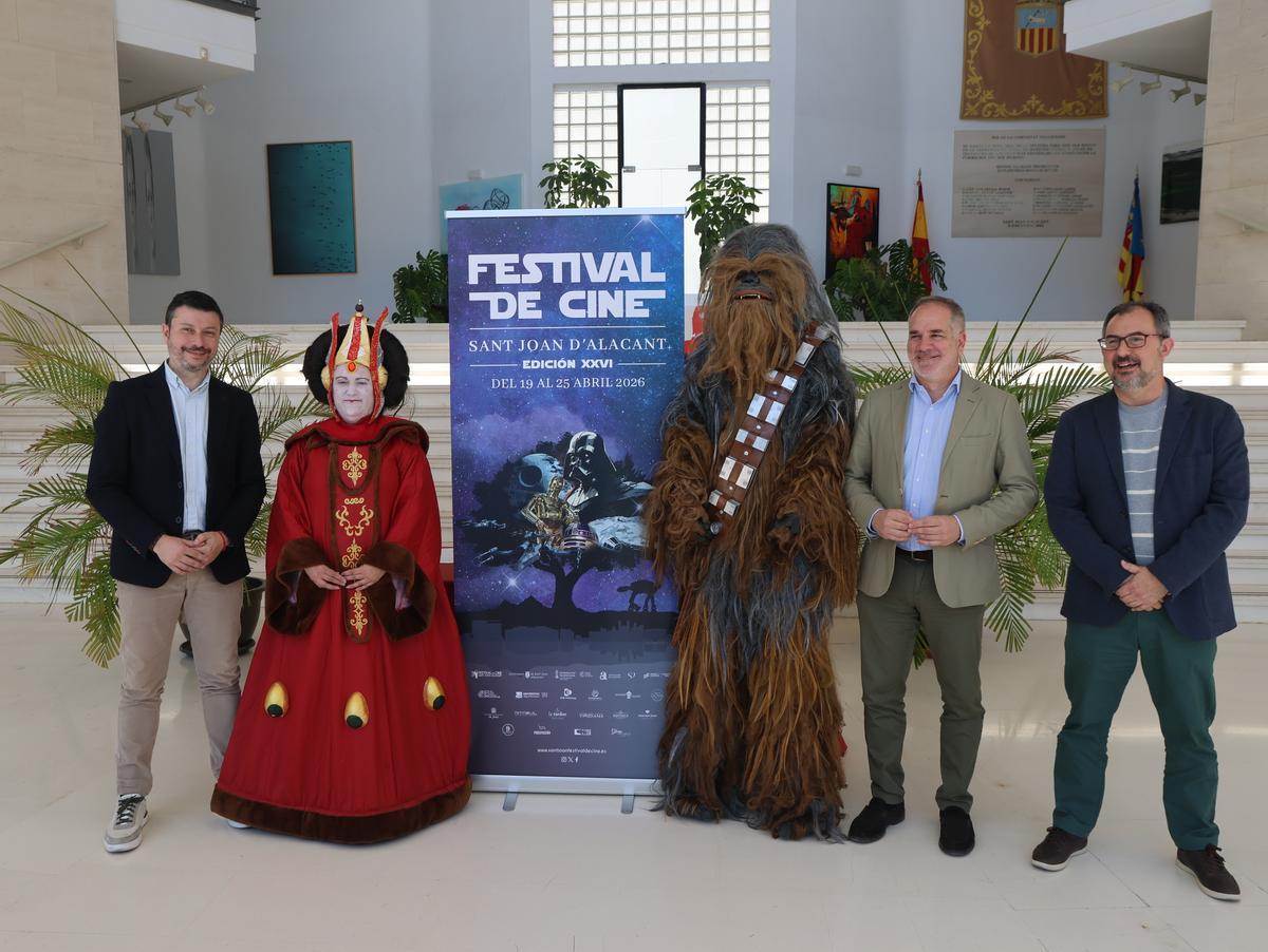 Foto de familia tras la rueda de prensa celebrada en Sant Joan d'Alacant