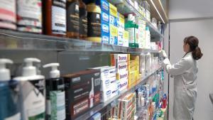 Estantes en una farmacia. 