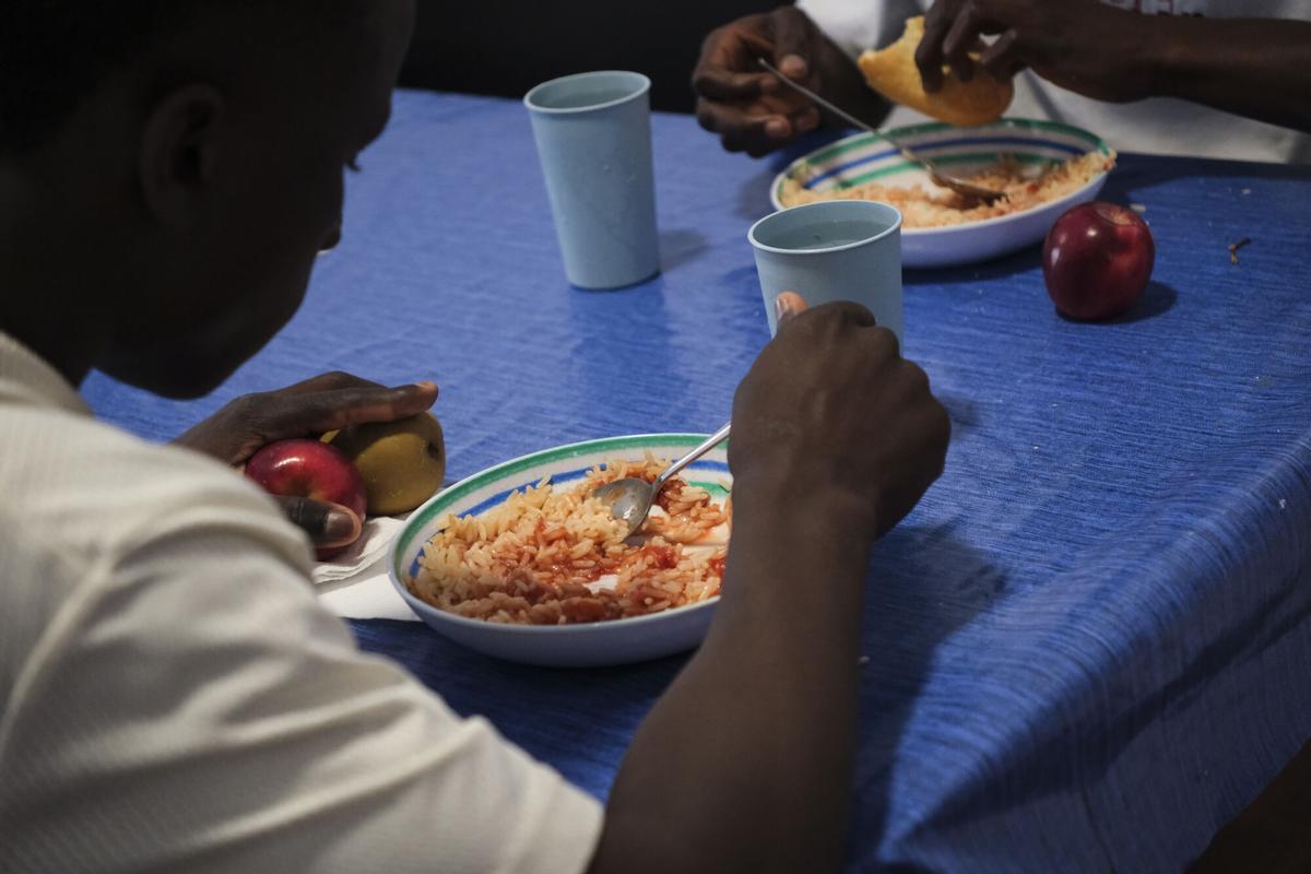 Ocho jóvenes migrantes, llegados a Canarias en cayucos entre 2023 y 2024, se preparan para dejar Tenerife y empezar una nueva vida en centros de la Península, con la esperanza de un futuro mejor