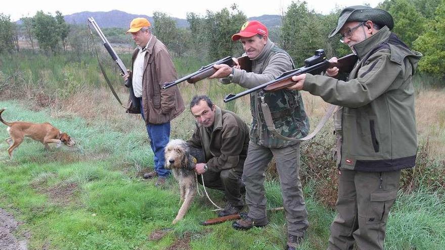 Un grupo de cazadores ourensanos, al comienzo de la pasada temporada.  // Iñaki Osorio