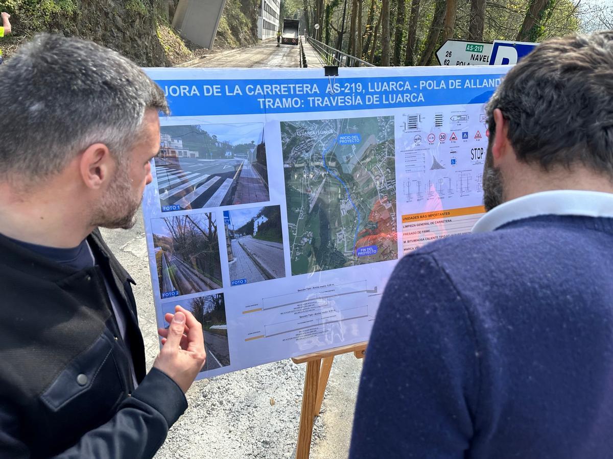 El viconsejero y el alcalde observan el panel con las características de la obra.