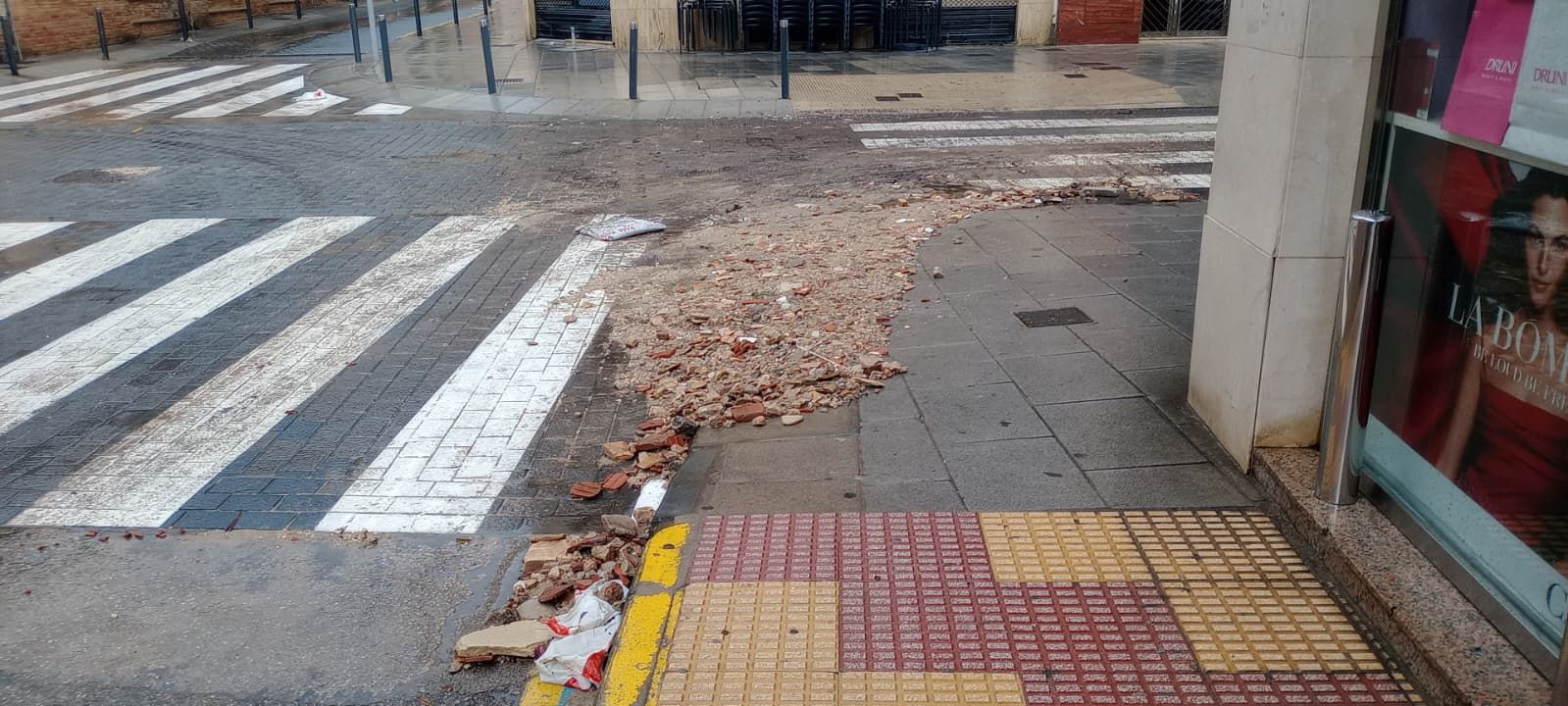La tromba de agua caída en Cullera deja un sedimento de piedras sobre las calles