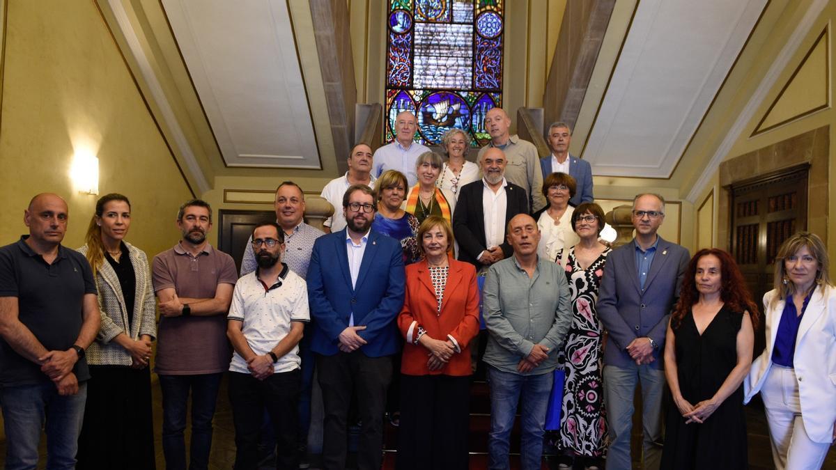 Foto de familia de los homenajeados con representantes municipales
