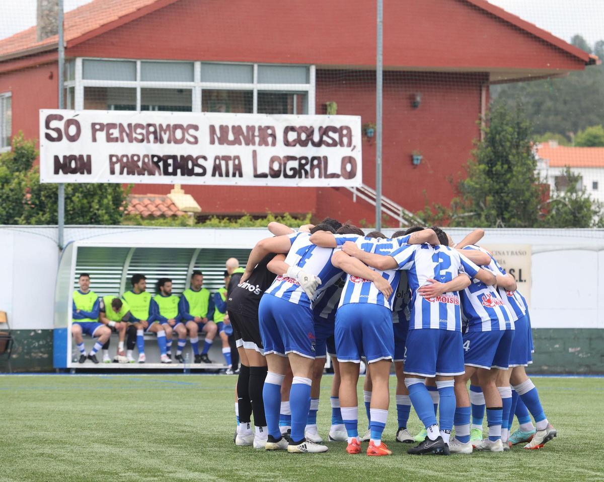 Los jugadores se conjuran al comienzo del partido.