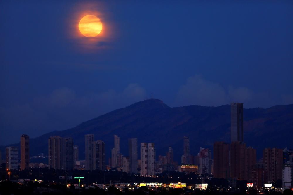 Superluna sobre Benidorm (Alicante)