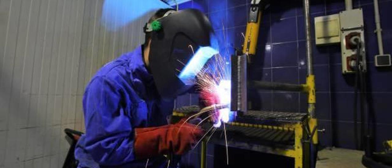 Un estudiante en un taller de un centro habilitado para la soldadura.