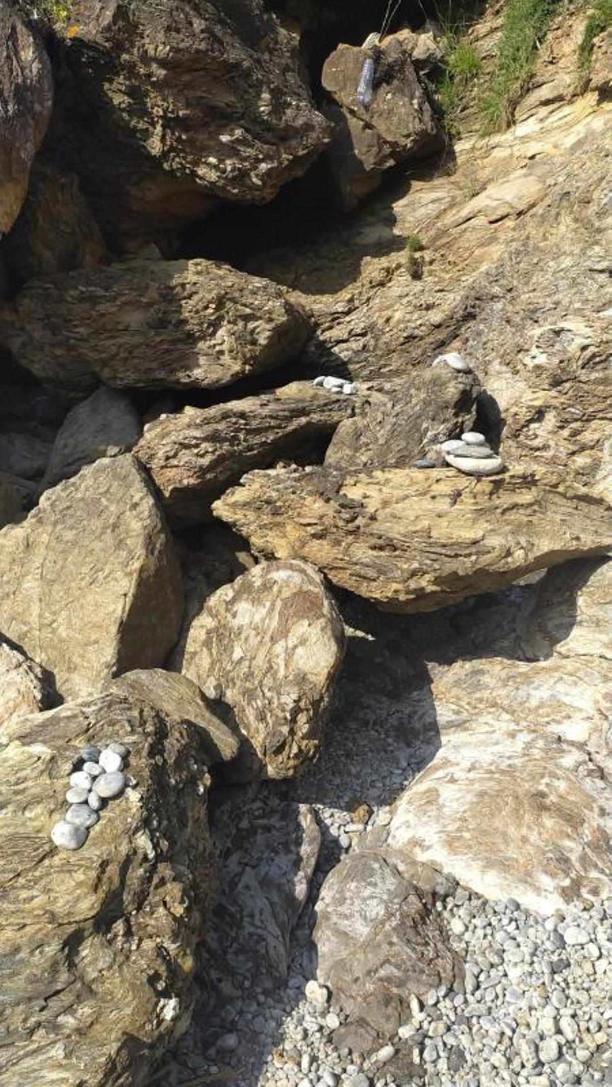 La granada hallada cerca de la playa de Portomouros. |  // CEDIDA J. COSTA