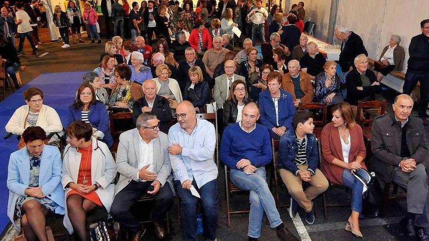 Asistentes al pregón y homenaje a los emigrantes, ayer, en Cenera.