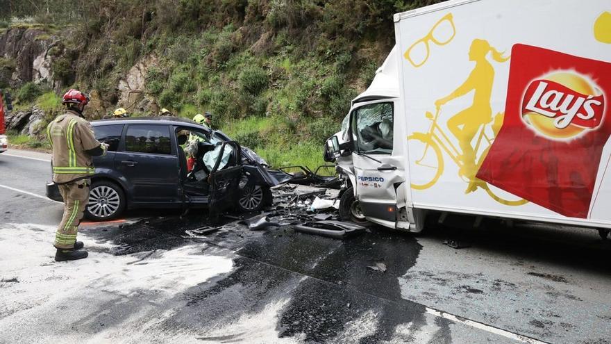 Muere un hombre y su hijo queda herido grave en una colisión entre un coche y un camión en Salvaterra