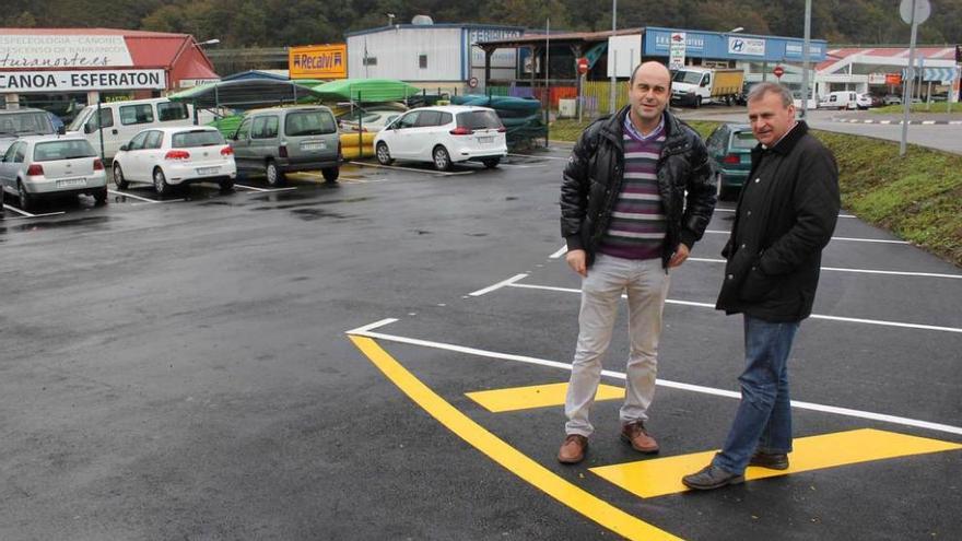 El concejal de Obras, Álvaro Palacios, y el alcalde, Emilio Manuel García Longo, en la inauguración del parking del polígono de Santa Rita.