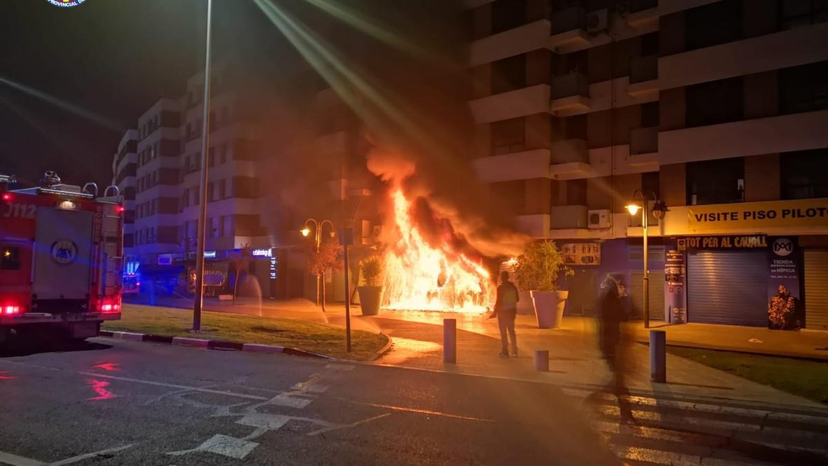 Un incendio en un local de motos de Alzira deja cuatro policías heridos