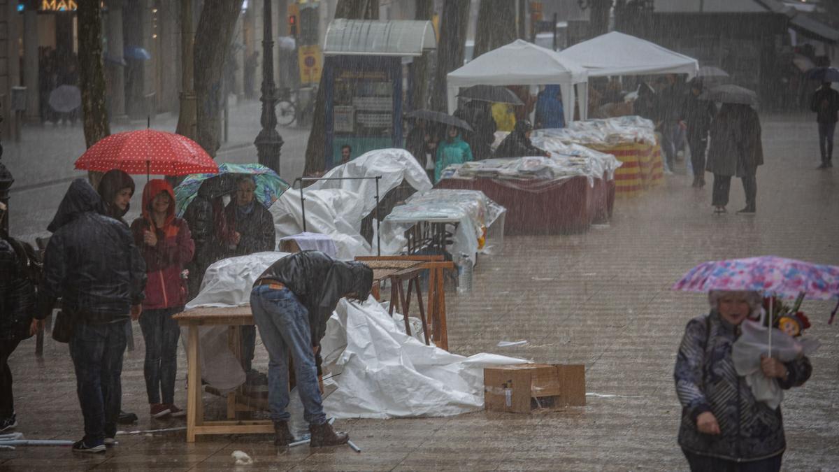 Fuerte lluvia en la Rambla de Barcelona, este Sant Jordi.