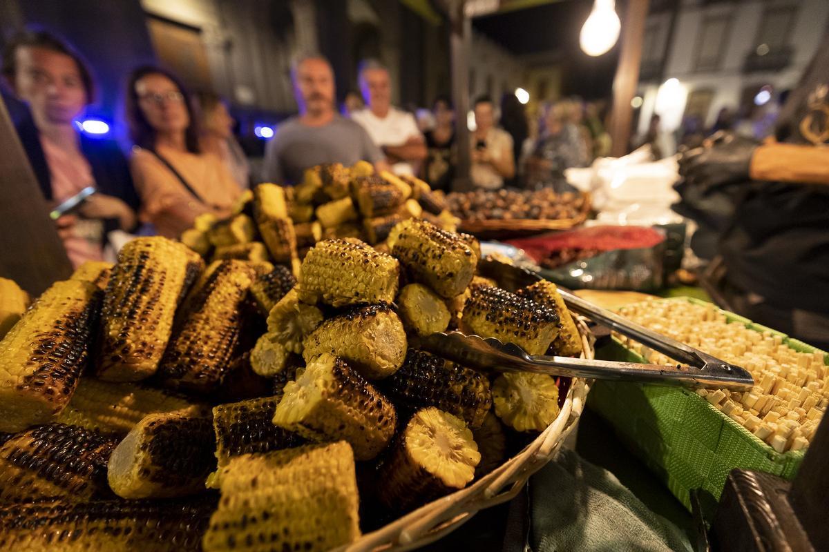 Piñas asadas en la plaza de Santa Ana una Noche de Finaos