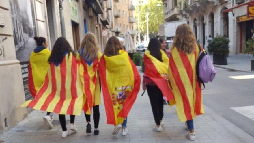 L&#039;amistat per sobre la política: La història de la foto viral de les estudiants de Figueres