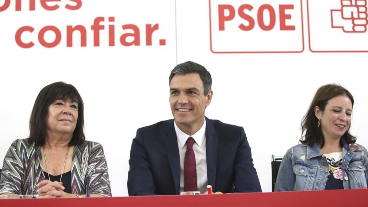 Cristina Narbona, Pedro Sánchez y Adriana Lastra, este lunes en la sede del PSOE.