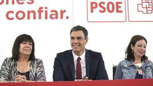 Cristina Narbona, Pedro Sánchez y Adriana Lastra, este lunes en la sede del PSOE. 