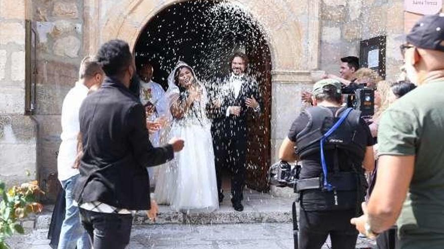 Killadamente sale de la iglesia en una escena del videoclip. // FdV