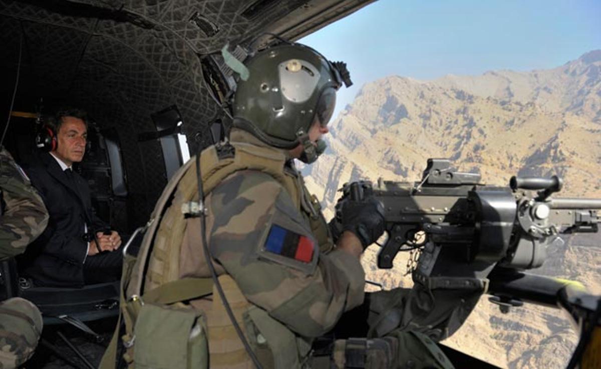 El president francès, Nicolas Sarkozy, durant un viatge en helicòpter en la seva visita a les tropes franceses a l’Afganistan.