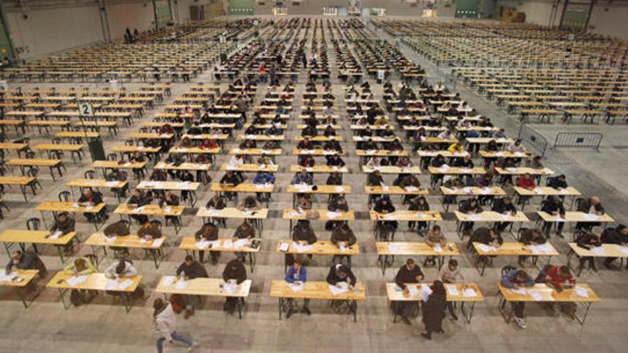 Examen de una oposición en el recinto ferial de Silleda.