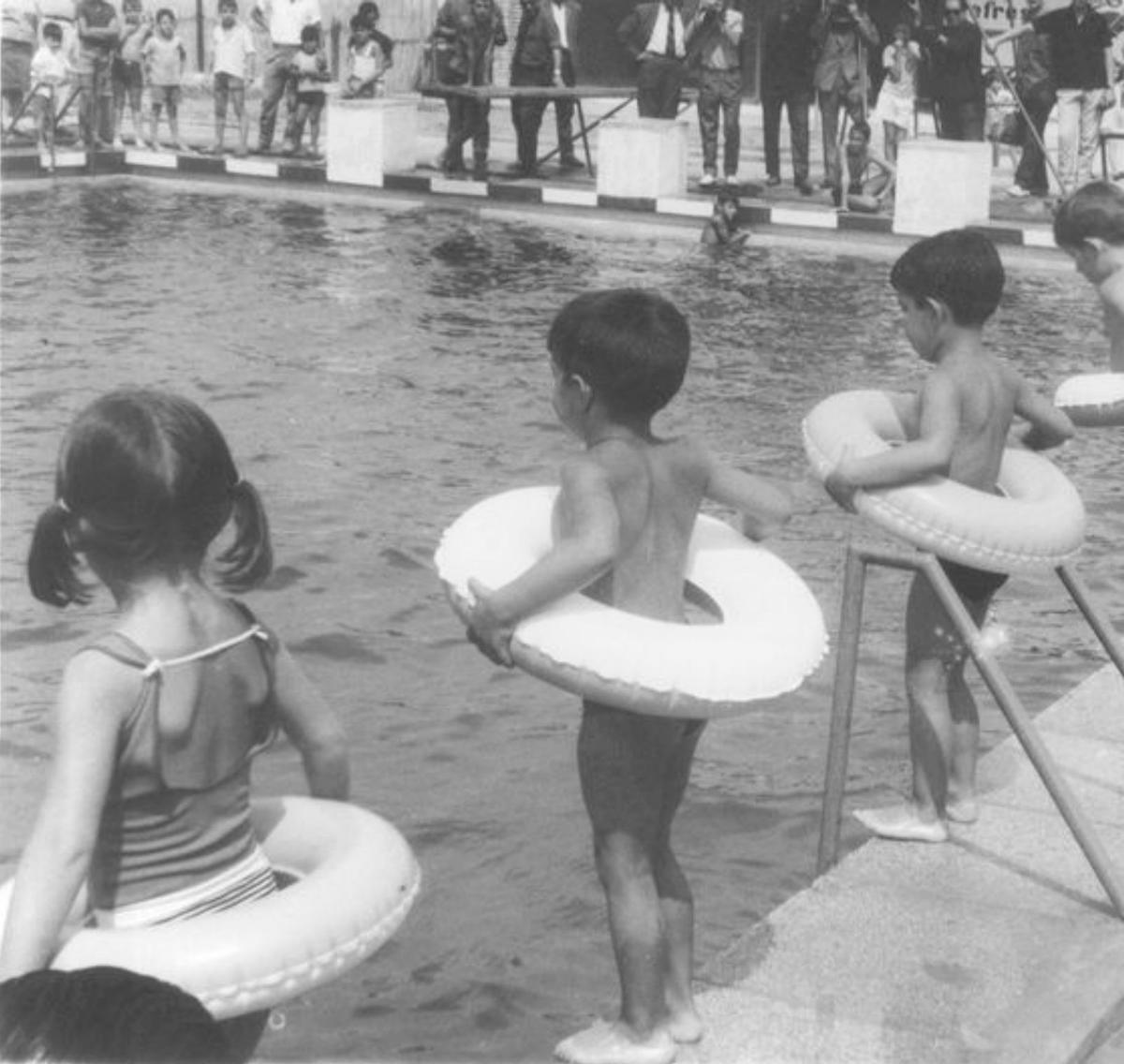 Niños listos para el chapuzón en los 60.