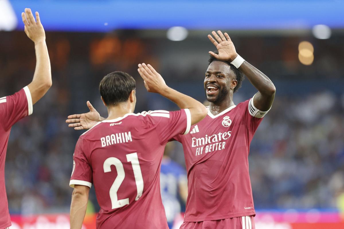 A CORUÑA, 12/08/2026.- El delantero del Real Madrid Brahim Díaz (i) celebra con Vinicius Jr. su gol ante el Deportivo, durante el partido del trofeo Teresa Herrera que Deportivo de A Coruña y Real Madrid disputan este miércoles en el estadio de Riazor, en A Coruña. EFE/Cabalar