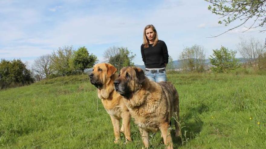 La organizadora del monográfico, Natalia González Fanjul, con dos de sus mastines.