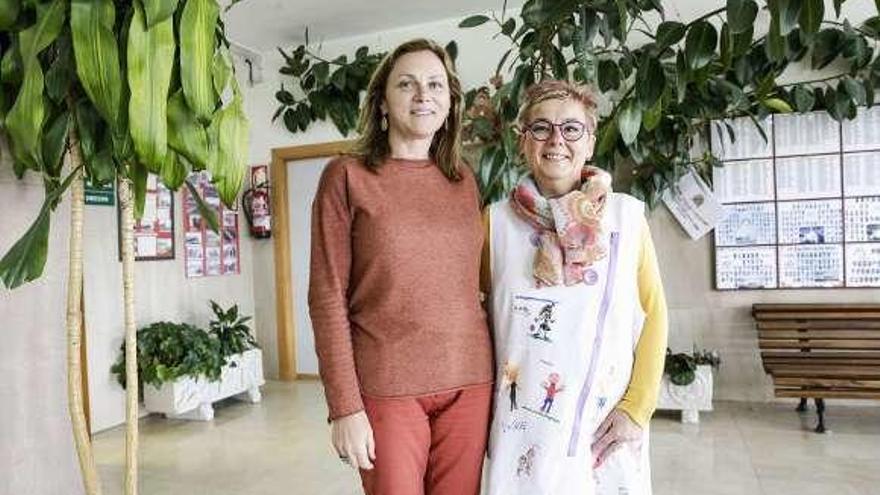 Feli Álvarez, a la izquierda, y Nieves García Morán, en el colegio.