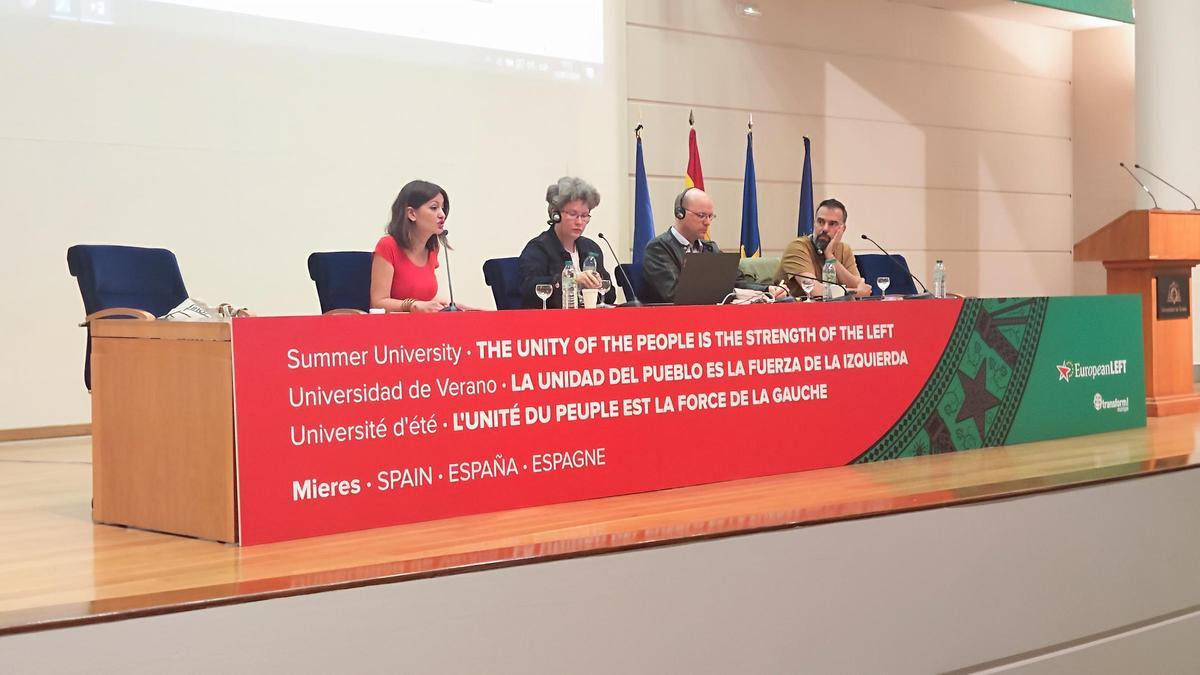 Por la izquierda, Sira Rego, Malgorzata Kulbaczewska, Roland Kulke y José Manuel Zapico, en el campus de Mieres. | A. Velasco