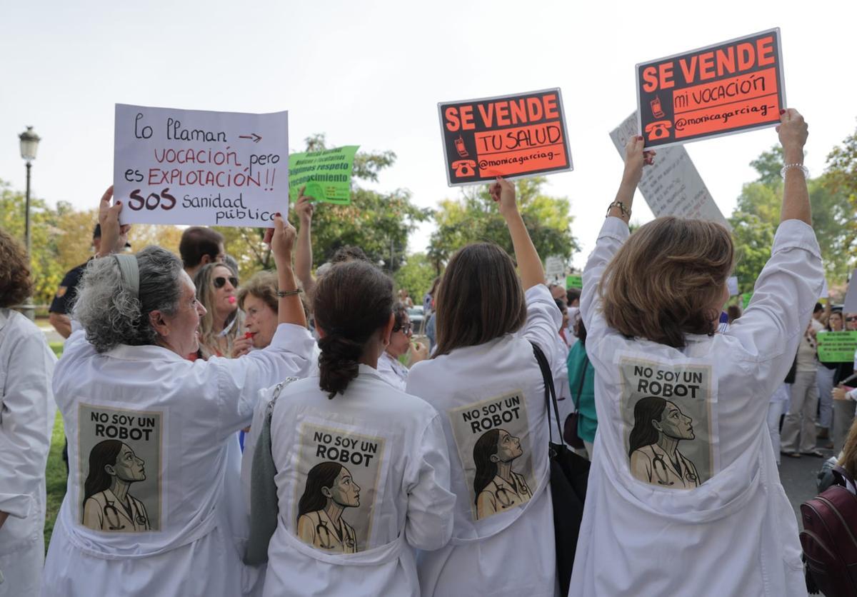 La huelga de médicos ha llevado a los facultativos a protestar frente a la Delegación del Gobierno en octubre.