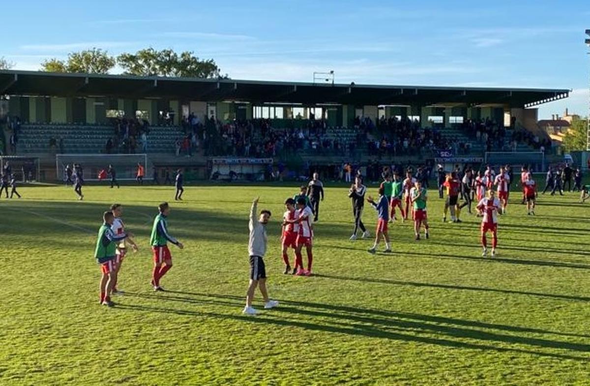 Los jugadores del Cacereño saludan a sus aficionados al final del encuentro.