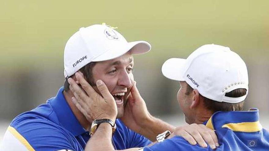 Jon Rahm y Sergio García celebran la victoria europea.