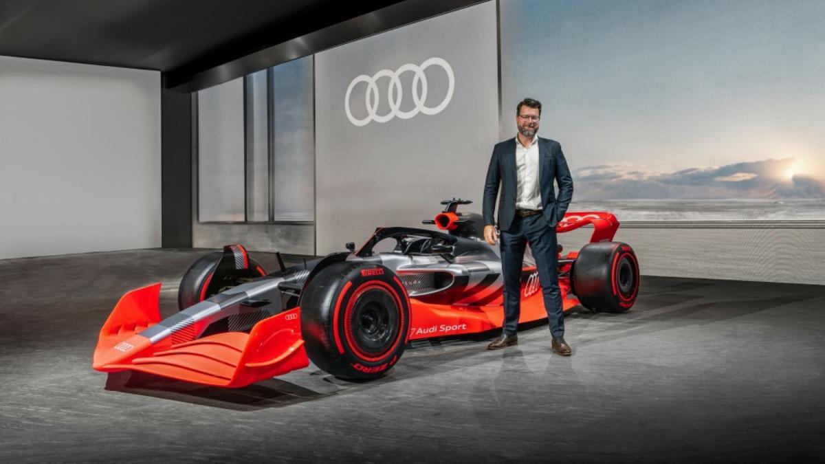 Gernot Döllner, CEO de Audi, junto al prototipo para la F1
