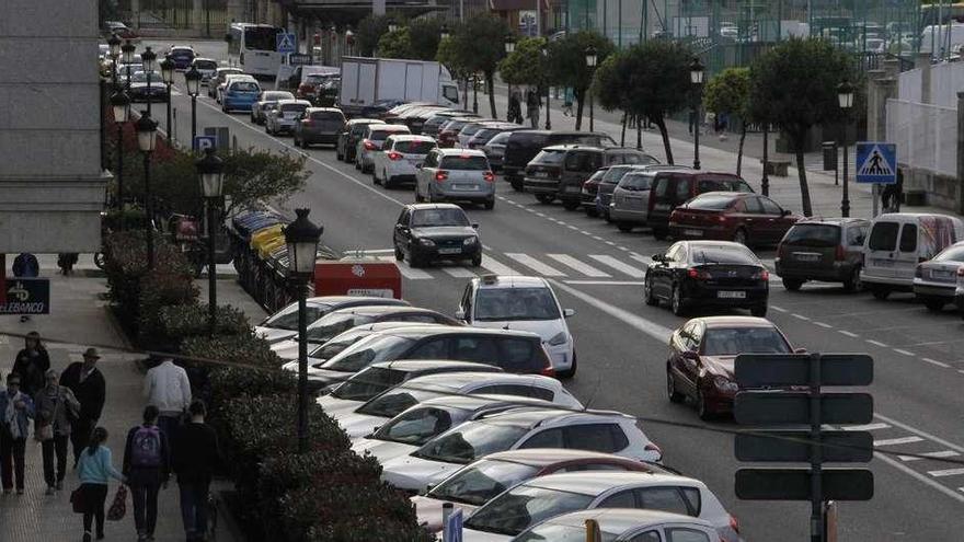 Vehículos estacionados en la céntrica avenida de Ourense. // Santos Álvarez