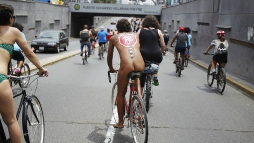 Desnudos en bici para exigir mejores políticas de transportes